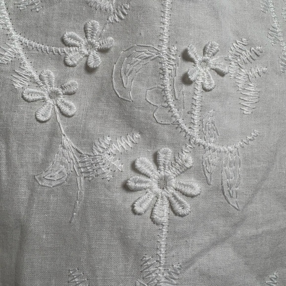 Beautiful Adrianna Papell White 3D Floral Embroidered Boxy Cap Sleeve Blouse. M - Picture 5 of 16